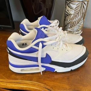 LIKE NEW Nike Air Max. Men’s size 9.5.